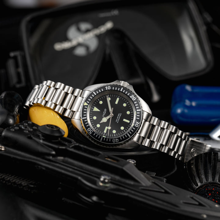 Diver 200M Automatic No-Date Black Dial and Bezel / 3-Link Stainless Steel Brace