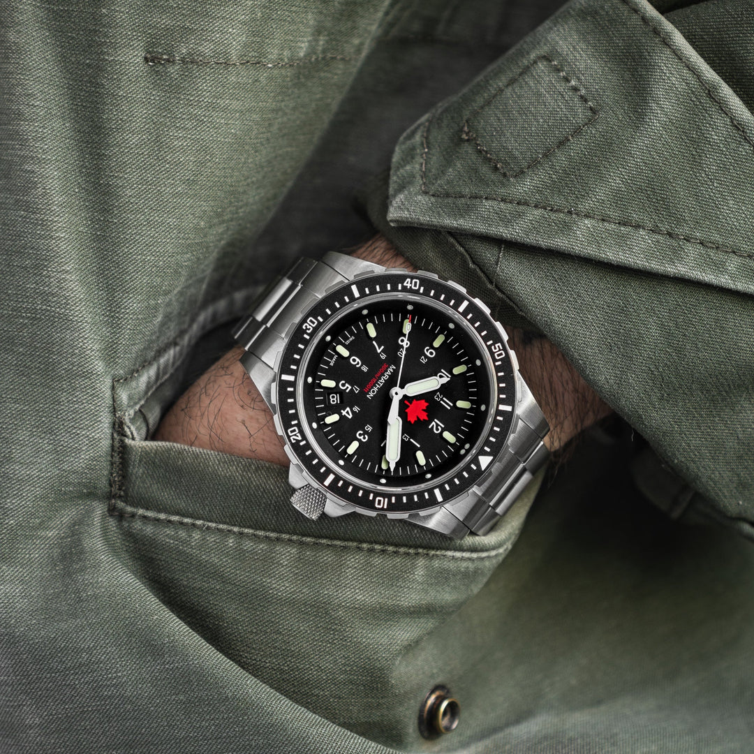 Divers Quartz Jumbo Search and Rescue Black Red Maple/Steel Bracelet Black Dial