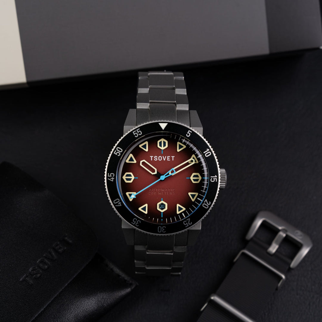 JMT - DW Global Explorer II Red / Stainless Steel | Red Dial