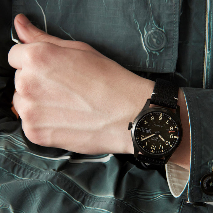 5 Sports Field Series Black Dial Black Leather Strap 39.4mm Black Dial
