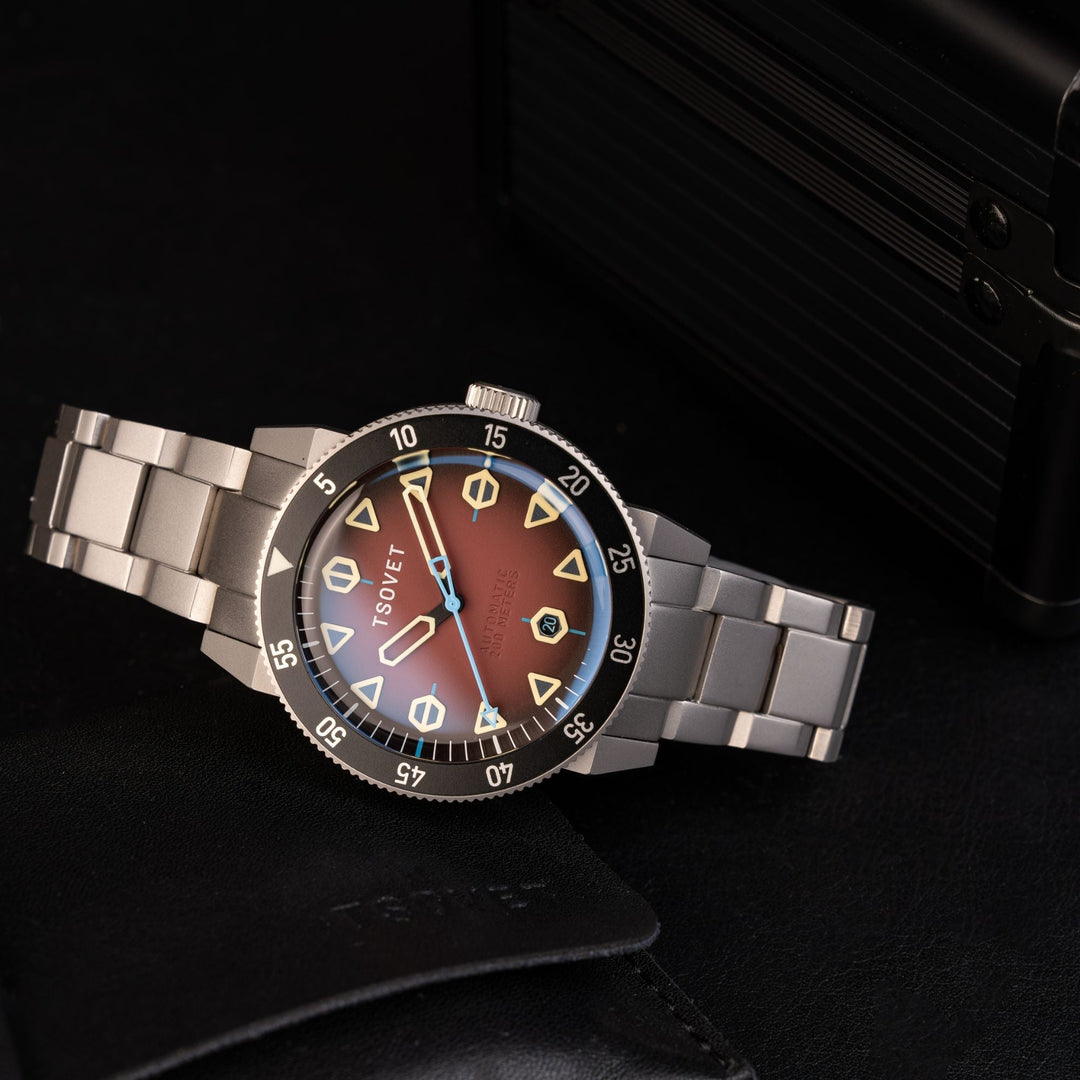 JMT - DW Global Explorer II Red / Stainless Steel | Red Dial