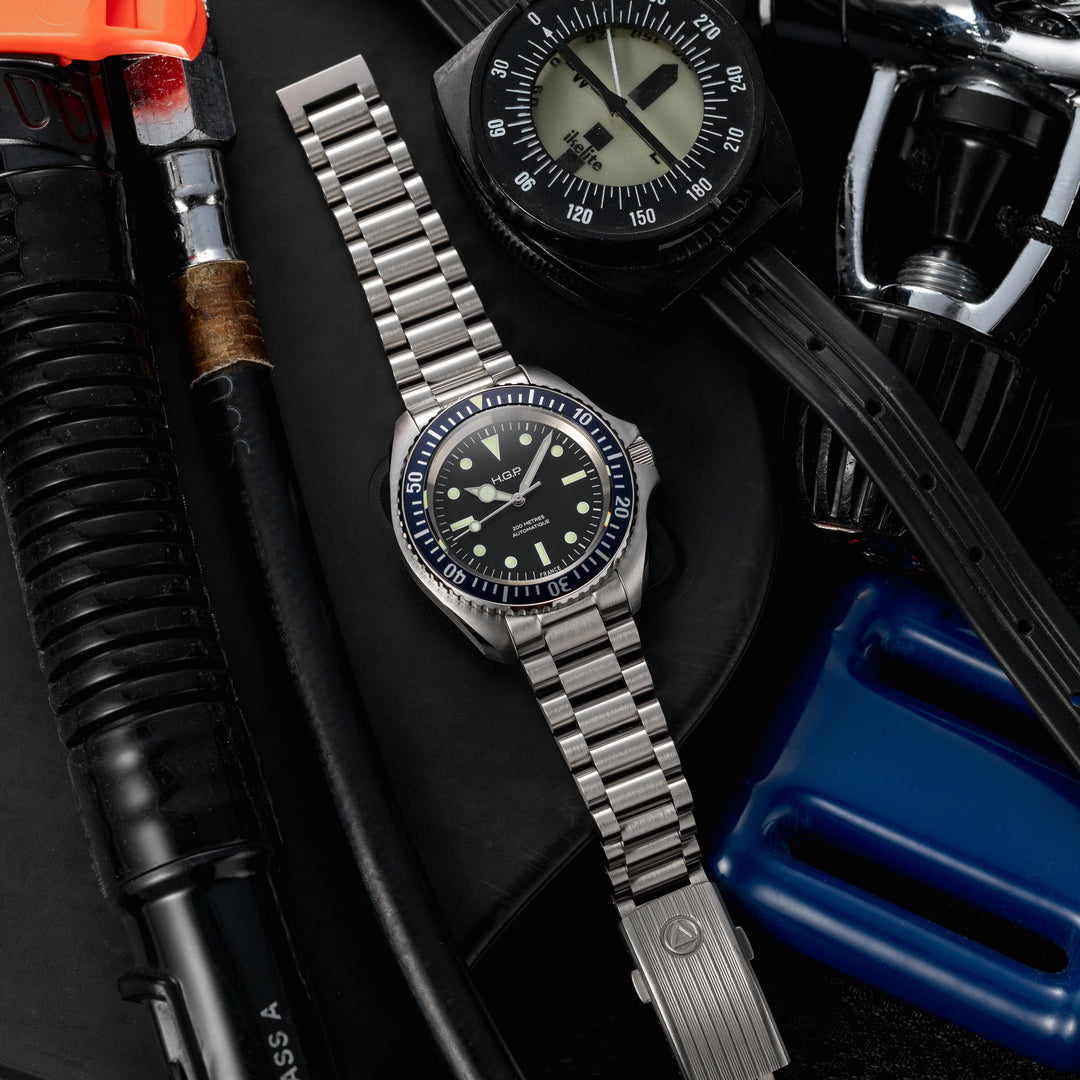 Diver 200M Automatic No-Date Black Dial Blue Bezel  / 3-Link Stainless Steel Bra