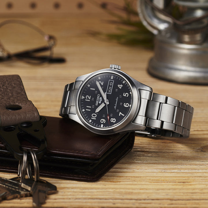 5 Sports Field Black Dial / Stainless Steel Bracelet Black Dial